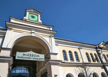 Kielce. Zegar na budynku Muzeum Zabawek i Zabawy na Placu wolności w Kielcach / Marzena Mąkosa / Radio Kielce