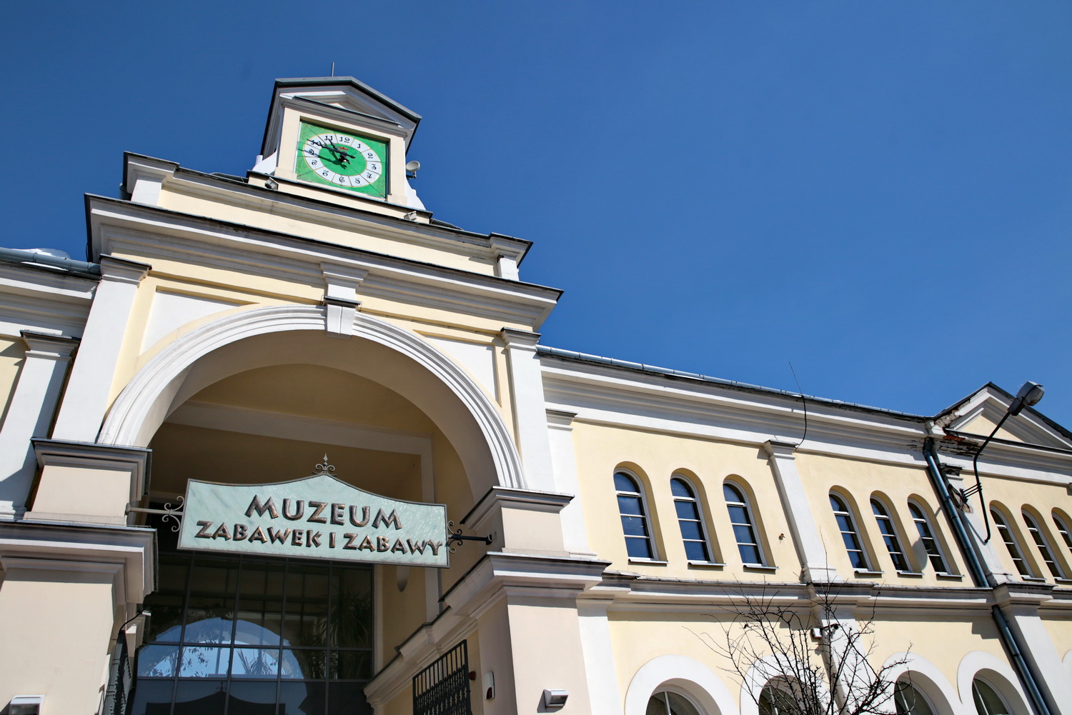Kielce. Zegar na budynku Muzeum Zabawek i Zabawy na Placu wolności w Kielcach / Marzena Mąkosa / Radio Kielce