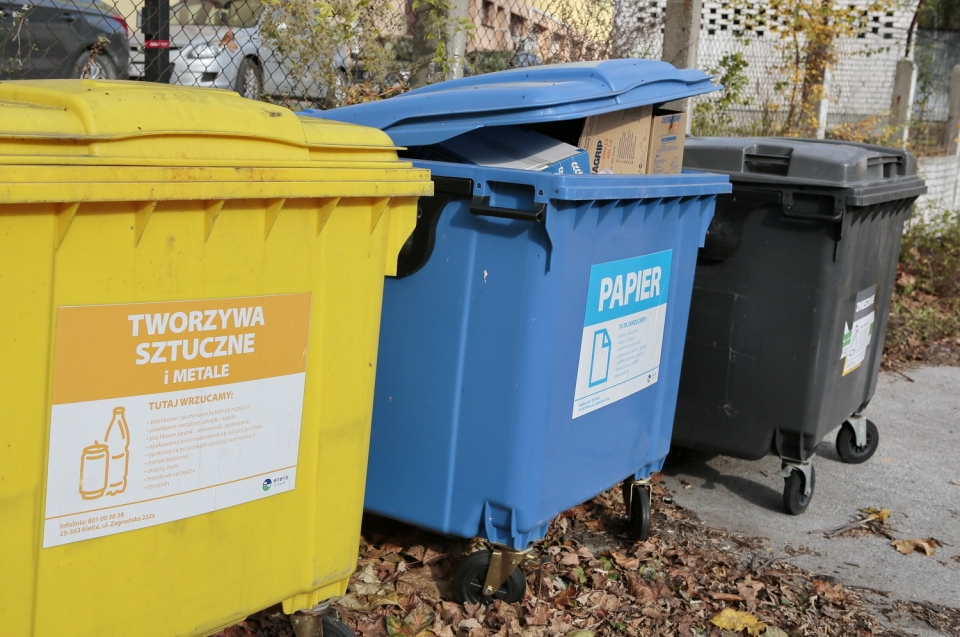 Pojemniki na śmieci segregowane / Radio Kielce
