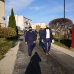 26.11.2020 Włostów gmina Lipnik. Wyremontowane drogi na osiedlu popegeerowskim. Na zdjęciu (od lewej): Jacek Toś - dyrektor kieleckiego oddziału KOWR, Wojciech Zdyb - sekretarz gminy Lipnik / Emilia Sitarska / Radio Kielce