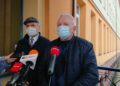 04.11.2020 Ostrowiec Świętokrzyski. Na zdjęciu od prawej dr Adam Karolik - dyrektor ds. lecznictwa ZOZ w Ostrowcu Świętokrzyskim, Andrzej Gruza - dyrektor naczelny ZOZ w Ostrowcu Świętokrzyskim / Emilia Sitarska / Radio Kielce