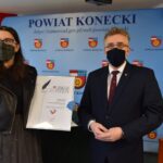 17.11.2020. Końskie. Nagrodzenie laureatów konkursu „Patriotyzm XXI wieku”. Na zdjęciu: Natalia Boruń i Grzegorz Piec - starosta konecki / Magdalena Galas-Klusek / Radio Kielce