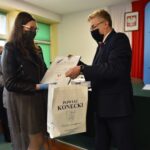 17.11.2020. Końskie. Nagrodzenie laureatów konkursu „Patriotyzm XXI wieku”. Na zdjęciu: Natalia Boruń i Grzegorz Piec - starosta konecki / Magdalena Galas-Klusek / Radio Kielce