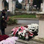 11.11.2020 Skalbmierz. Święto Niepodległości. Kwiaty składają (od lewej): Bożena Mostek i Agata Jackiewicz z Miejsko-Gminnego Ośrodka Kultury / Marta Gajda / Radio Kielce