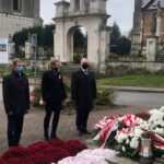 11.11.2020 Skalbmierz. Święto Niepodległości. Na zdjęciu (od lewej): radni miejscy: Leszek Walczak, Małgorzata Grzyb i Leszek Śmiech - przewodniczący rady / Marta Gajda / Radio Kielce