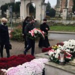 11.11.2020 Skalbmierz. Święto Niepodległości. Na zdjęciu (od lewej): Agata Pietrzyk - sekretarz gminy, Kamil Włosowicz - zastępca burmistrza, Agnieszka Basiak - skarbnik, ks. Marian Fatyga - proboszcz parafii Jana Chrzciciela w Skalbmierzu / Marta Gajda / Radio Kielce