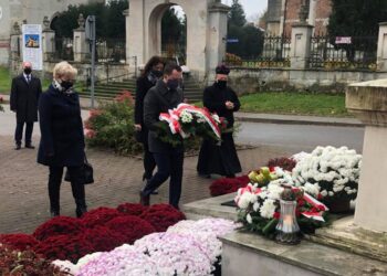 11.11.2020 Skalbmierz. Święto Niepodległości. Na zdjęciu (od lewej): Agata Pietrzyk - sekretarz gminy, Kamil Włosowicz - zastępca burmistrza, Agnieszka Basiak - skarbnik, ks. Marian Fatyga - proboszcz parafii Jana Chrzciciela w Skalbmierzu / Marta Gajda / Radio Kielce