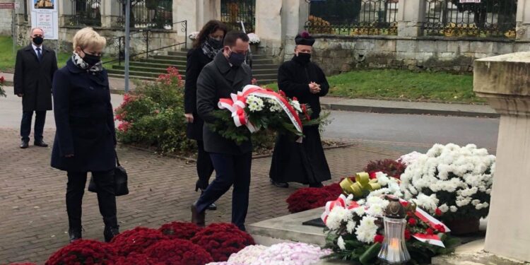 11.11.2020 Skalbmierz. Święto Niepodległości. Na zdjęciu (od lewej): Agata Pietrzyk - sekretarz gminy, Kamil Włosowicz - zastępca burmistrza, Agnieszka Basiak - skarbnik, ks. Marian Fatyga - proboszcz parafii Jana Chrzciciela w Skalbmierzu / Marta Gajda / Radio Kielce