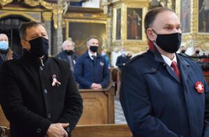 11.11.2020 Sandomierz. Święto Niepodległości. Msza święta. Na zdjęciu (od lewej): Jacek Toś - dyrektor Krajowego Ośrodka Wsparcia Rolnictwa w Kielcach i Marek Kwitek - poseł PiS / ks. Wojciech Kania