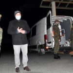 Opatów. Transport tlenu przez żołnierzy WOT. Na zdjęciu (od lewej): Monika Gębska - prezes Szpitala św. Leona w Opatowie, Tomasz Staniek - starosta opatowski / ŚBOT