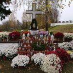 07.11.2020. Opatów. Chryzantemy w miejscach pamięci / Emilia Sitarska / Radio Kielce