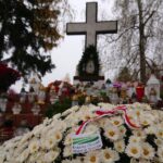 07.11.2020. Opatów. Chryzantemy w miejscach pamięci / Emilia Sitarska / Radio Kielce