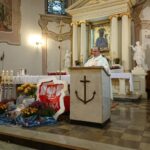 11.11.2020 Ostrowiec. Święto Niepodległości. Msza święta w intencji ojczyzny w kolegiacie św. Michała. Na zdjęciu (w środku): ks. Jan Sarwa - proboszcz parafii / Emilia Sitarska / Radio Kielce