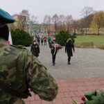 11.11.2020 Ostrowiec. Święto Niepodległości. Na zdjęciu (od lewej): Marzena Dębniak - starosta ostrowiecki, Mariusz Pasternak - przewodniczący rady powiatu i Agnieszka Rogalińskla - członek zarządu powiatu / Emilia Sitarska / Radio Kielce