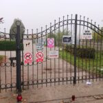 01.11.2020. Ostrowiec Św. Parking cmentarza komunalnego od strony ul. Długiej / Emilia Sitarska / Radio Kielce