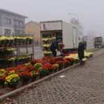 01.11.2020. Ostrowiec Św. Parking cmentarza komunalnego od strony ul. Długiej / Emilia Sitarska / Radio Kielce