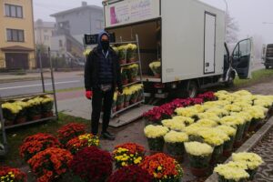 01.11.2020. Ostrowiec Św. Parking cmentarza komunalnego od strony ul. Długiej / Emilia Sitarska / Radio Kielce