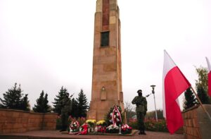 11.11.2020 Ostrowiec. Święto Niepodległości. Pomnik Marszałka Józefa Piłsudskiego w parku miejskim / Emilia Sitarska / Radio Kielce