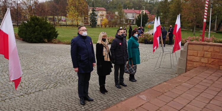 11.11.2020 Ostrowiec. Święto Niepodległości. Na zdjęciu radni PiS (od lewej): Dariusz Kaszuba, Renata Duda, Artur Głąb i Grażyna Maj / Emilia Sitarska / Radio Kielce