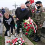 15.11.2020. Ożarów. Uroczystości upamiętniające Stanisława Bogusławskiego w 76. rocznicę bohaterskiej śmierci. Na zdjęciu (od lewej): Bożena Kornacka i Andrzej Gajek - radni powiatu opatowskiego / Emilia Sitarska / Radio Kielce