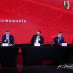 19.11.2020. Kielce. Konferencja prasowa przedstawicieli władz Korony S.A. i miasta. Na zdjęciu (od lewej): Sławomir Gierada - p.o. prezesa zarządu Korony S.A., Bogdan Wenta - prezydent Kielc, Piotr Dulnik - przewodniczący rady nadzorczej Korony S.A., Łukasz Jabłoński - prokurent Korony S.A. i Maciej Bartoszek - trener i dyrektor sportowy Korony S.A. / Korona Kielce