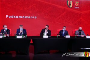 19.11.2020. Kielce. Konferencja prasowa przedstawicieli władz Korony S.A. i miasta. Na zdjęciu (od lewej): Sławomir Gierada - p.o. prezesa zarządu Korony S.A., Bogdan Wenta - prezydent Kielc, Piotr Dulnik - przewodniczący rady nadzorczej Korony S.A., Łukasz Jabłoński - prokurent Korony S.A. i Maciej Bartoszek - trener i dyrektor sportowy Korony S.A. / Korona Kielce