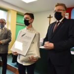 17.11.2020. Końskie. Nagrodzenie laureatów konkursu „Patriotyzm XXI wieku”. Na zdjęciu: Przemysław Błaszczyk i Grzegorz Piec - starosta konecki / Magdalena Galas-Klusek / Radio Kielce