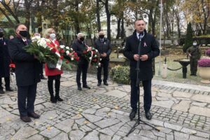 11.11.2020. Sandomierz. Uroczystości patriotyczne przy pomniku 2. Pułku Piechoty Legionów Armii Krajowej. Na zdjęciu (po lewej): Marek Kwitek - poseł PiS, przy mikrofonie - Marcin Piwnik - starosta sandomierski / Grażyna Szlęzak-Wójcik / Radio Kielce