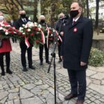 11.11.2020. Sandomierz. Uroczystości patriotyczne przy pomniku 2. Pułku Piechoty Legionów Armii Krajowej. Na zdjęciu (przy mikrofonie): Marek Kwitek - poseł PiS / Grażyna Szlęzak-Wójcik / Radio Kielce