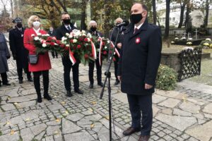 11.11.2020. Sandomierz. Uroczystości patriotyczne przy pomniku 2. Pułku Piechoty Legionów Armii Krajowej. Na zdjęciu (przy mikrofonie): Marek Kwitek - poseł PiS / Grażyna Szlęzak-Wójcik / Radio Kielce