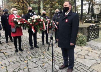 11.11.2020. Sandomierz. Uroczystości patriotyczne przy pomniku 2. Pułku Piechoty Legionów Armii Krajowej. Na zdjęciu (przy mikrofonie): Marek Kwitek - poseł PiS / Grażyna Szlęzak-Wójcik / Radio Kielce