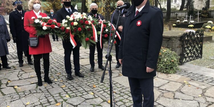 11.11.2020. Sandomierz. Uroczystości patriotyczne przy pomniku 2. Pułku Piechoty Legionów Armii Krajowej. Na zdjęciu (przy mikrofonie): Marek Kwitek - poseł PiS / Grażyna Szlęzak-Wójcik / Radio Kielce