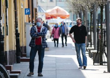 16.04.2020. Kielce. Mieszkańcy w maseczkach / Wiktor Taszłow / Radio Kielce