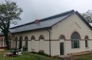 22.11.2020 Starachowice. Remont dachu hali lejniczej w Muzeum Przyrody i Techniki / Anna Głąb / Radio Kielce