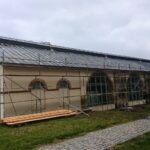 22.11.2020 Starachowice. Remont dachu hali lejniczej w Muzeum Przyrody i Techniki / Anna Głąb / Radio Kielce