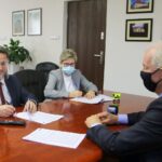 12.11.2020. Staszów. Podpisanie umowy na wymianę oświetlenia ulicznego. Na zdjęciu (od lewej):  Leszek Kopeć - burmistrz Staszowa, Henryka Skowron - skarbnik miasta Stefan Tatarek - prezes zarządu firmy Eltast / Urząd Miasta Staszów