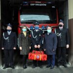 26.11.2020. Oględów. Przekazanie OSP w Oględowie wyposażenia pozwalającego na udzielenie pomocy przedlekarskiej. Na zdjęciu (od lewej): Zbigniew Opałacz, Aneta Ostrowska - kierownik KRUS w Staszowie, Robert Myśliwiec - prezes OSP Oględów, Leszek Kopeć - burmistrz miasta i gminy Staszów i Piotr Zgrzywa / UMiG w Staszowie