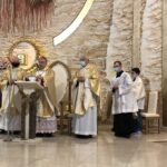 01.11.2020. Sandomierz. Msza w kościele ojców pallotynów. Na zdjęciu (w środku): Krzysztof Nitkiewicz - biskup sandomierski / Grażyna-Szlęzak-Wójcik / Radio Kielce