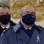 11.11.2020 Sandomierz. Święto Niepodległości. Msza święta. Na zdjęciu (od lewej): Waldemar Maruszczak - radny powiatu sandomierskiego i Ryszard Komański - komendant powiatowy policji w Sandomierzu / ks. Wojciech Kania
