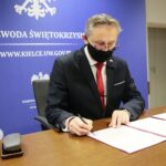 26.11.2020. Kielce. Konferencja dotycząca finansowania rozbudowy instalacji tlenowej w Szpitalu Powiatowym w Busku Zdroju oraz modernizacji i rozbudowy instalacji tlenowej w szpitalu Powiatowym we Włoszczowie. Na zdjęciu: Zbigniew Koniusz - wojewoda świętokrzyski / Wiktor Taszłow / Radio Kielce