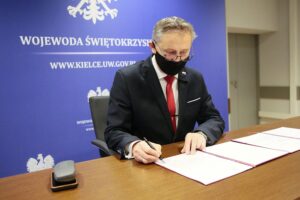 26.11.2020. Kielce. Konferencja dotycząca finansowania rozbudowy instalacji tlenowej w Szpitalu Powiatowym w Busku Zdroju oraz modernizacji i rozbudowy instalacji tlenowej w szpitalu Powiatowym we Włoszczowie. Na zdjęciu: Zbigniew Koniusz - wojewoda świętokrzyski / Wiktor Taszłow / Radio Kielce