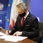 26.11.2020. Kielce. Konferencja dotycząca finansowania rozbudowy instalacji tlenowej w Szpitalu Powiatowym w Busku Zdroju oraz modernizacji i rozbudowy instalacji tlenowej w szpitalu Powiatowym we Włoszczowie. Na zdjęciu: Zbigniew Koniusz - wojewoda świętokrzyski / Wiktor Taszłow / Radio Kielce