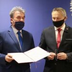 26.11.2020. Kielce. Konferencja dotycząca finansowania rozbudowy instalacji tlenowej w Szpitalu Powiatowym w Busku Zdroju oraz modernizacji i rozbudowy instalacji tlenowej w szpitalu Powiatowym we Włoszczowie. Na zdjęciu (od lewej): Stanisław Klimczak