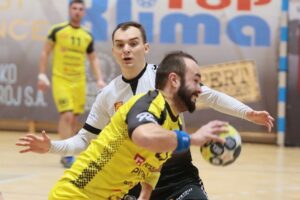 28.11.2020. Kielce. I liga piłki ręcznej: AZS UJK - KSSPR Końskie / Wiktor Taszłow / Radio Kielce