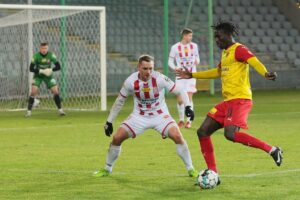 28.11.2020. Kielce. 28.11.2020. Kielce. 14. kolejka Fortuna 1 ligi. Korona Kielce - Resovia Rzeszów. Na zdjęciu (z prawej): Émile Thiakane / Wiktor Taszłow / Radio Kielce