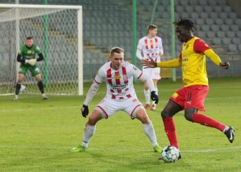 28.11.2020. Kielce. 28.11.2020. Kielce. 14. kolejka Fortuna 1 ligi. Korona Kielce - Resovia Rzeszów. Na zdjęciu (z prawej): Émile Thiakane / Wiktor Taszłow / Radio Kielce