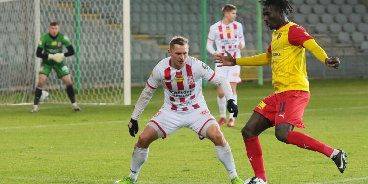 28.11.2020. Kielce. 28.11.2020. Kielce. 14. kolejka Fortuna 1 ligi. Korona Kielce - Resovia Rzeszów. Na zdjęciu (z prawej): Émile Thiakane / Wiktor Taszłow / Radio Kielce