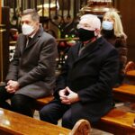 29.11.2020. Kielce. Uroczysta msza święta w szóstą rocznicę ingresu Ks. Biskupa Ordynariusza Jana Piotrowskiego. Na zdjęciu (od lewej): Jarosław Karyś, wiceprzewodniczący kieleckiej rady miasta, Krzysztof Lipiec - lider świętokrzyskich struktur PiS, Małgorzata Pruś - dyrektor biura poselskiego Krzysztofa Lipca / Wiktor Taszłow / Radio Kielce