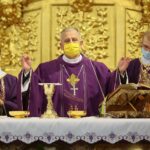 29.11.2020. Kielce. Uroczysta msza święta w szóstą rocznicę ingresu Ks. Biskupa Ordynariusza Jana Piotrowskiego. Na zdjęciu (w środku): Jan Piotrowski - biskup kielecki / Wiktor Taszłow / Radio Kielce