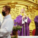 29.11.2020. Kielce. Uroczysta msza święta w szóstą rocznicę ingresu Ks. Biskupa Ordynariusza Jana Piotrowskiego. Na zdjęciu (w środku): Jan Piotrowski - biskup kielecki / Wiktor Taszłow / Radio Kielce
